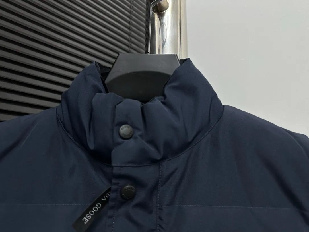 P360 [Canada Goose] Canada Goose #Freestyle Crew 4154M Men’s and Women’s Vest Down# ➖ Imported Behringer embroidery machine with customized 10,000-needle embroidery logo! ➖ Imported 21-count polyester-cotton blended original fabric, using Feather-Light 10D waterproof coating fabric, made of 84.5% polyester fiber and 15.5% cotton, 100% the best feel in the entire network! ➖ The genuine official website uses the national standard 80 white duck down, and will never be misled by false claims such as 90 down or goose down! ➖ 100% nylon nylon lining with double double-layer sealing design to prevent velvet from running away. Top-grade polar fleece is used in the collar and pockets to keep warm and comfortable! ➖ Yoshida YKK provides original custom-made electroplated sliders. YKK two-way lockable zippers are tight and smooth and will not peel off paint! ➖ 3M composite original Velcro is durable, and all accessories and hardware are disassembled and customized! ⛔No slander, no exaggeration, no need for too much copywriting, because it is focused, it is professional!  SIZE: XS S M L XL XXL